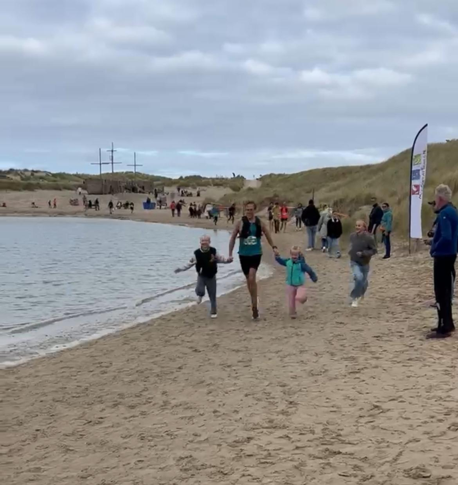 Michiel met zijn kinderen tijdens de Schoorlse duinentrail