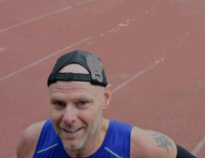 Frans van Dorp richting de finish van de Marathon van Amsterdam 2025