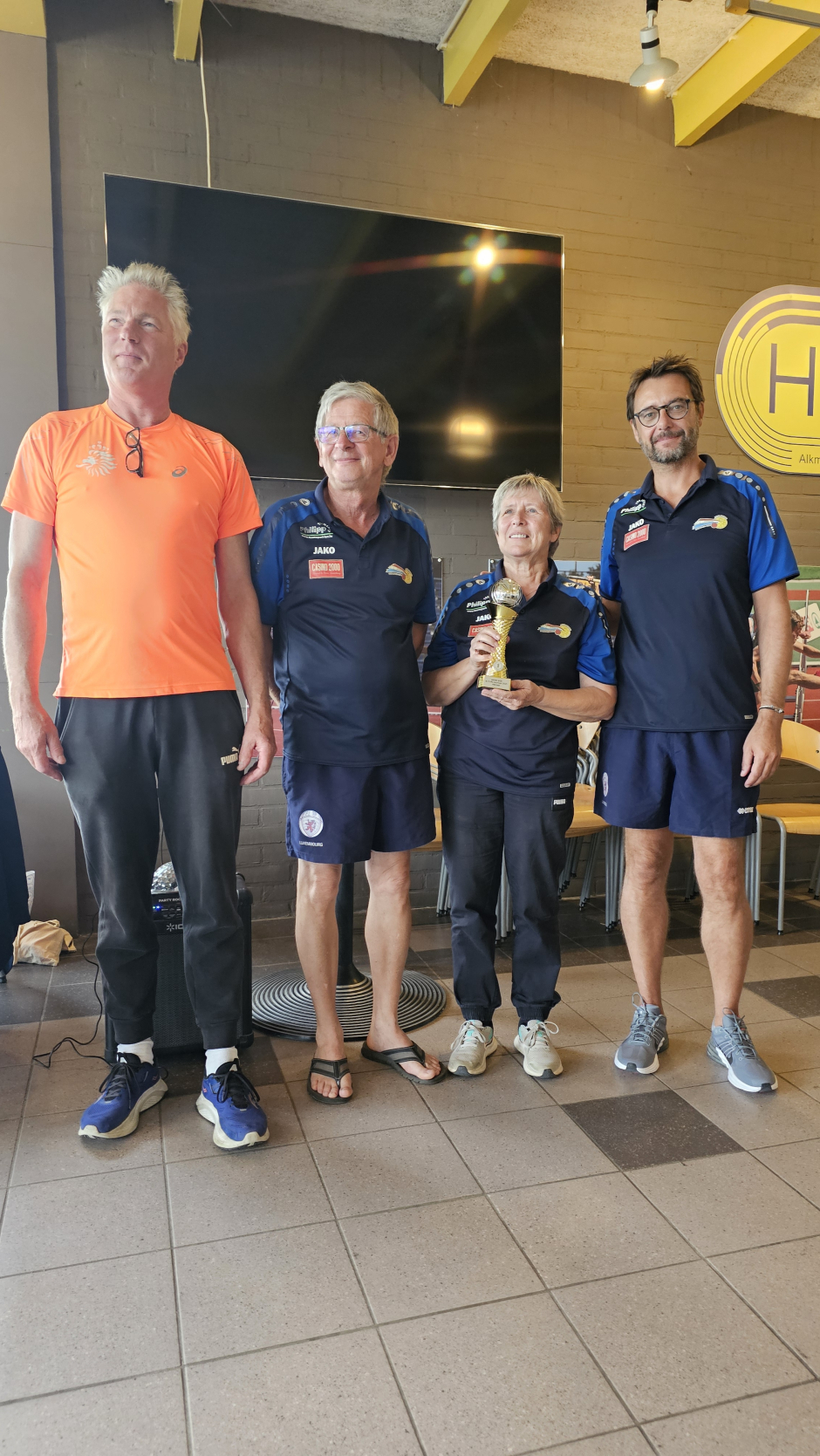 Organisator Jos Metselaar met het winnende Luxemburgse team