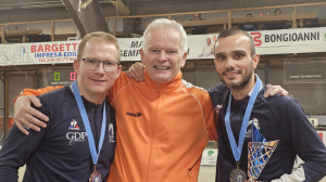 EK Sport Boules 2025 Paul Biersteker naast kampioen Tir Progressif Frederic Marsens (r) en zilveren medailewinnaar Tir en double Romain Garcia